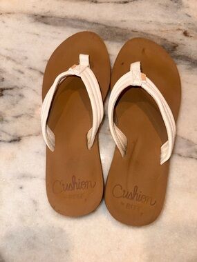 Reef Cushion Size 7 Flip Flop Sandals - White Straps, Brown Footbed
